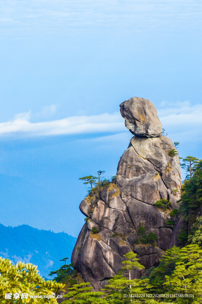 奇峰屹立于青山蓝天间