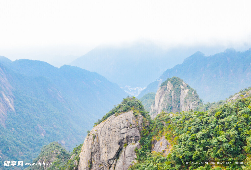 壮丽山景葱郁峰峦