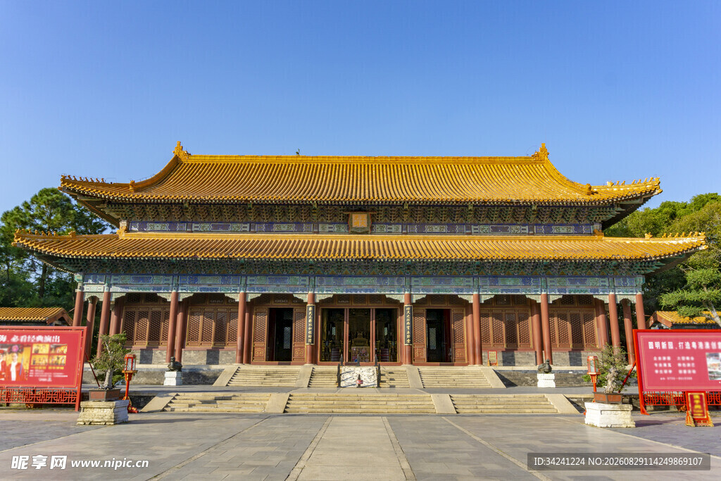 中式古建筑庙宇庄严景象
