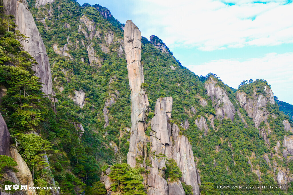 奇峰耸立的壮丽山景