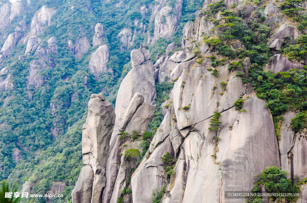 奇峰罗列的壮丽山景