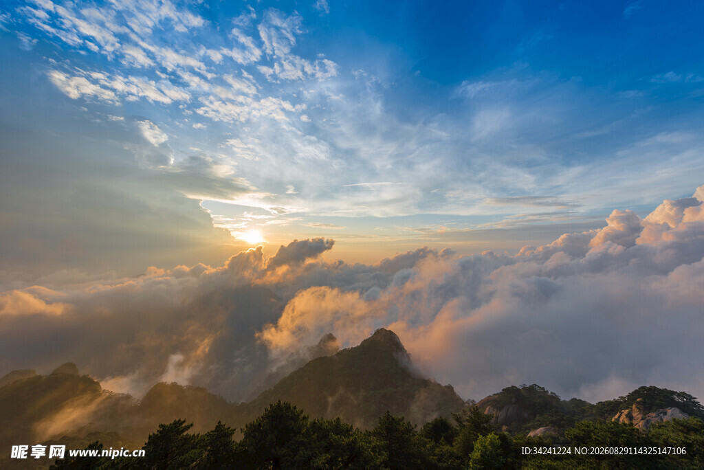 山间云海日出壮丽景观
