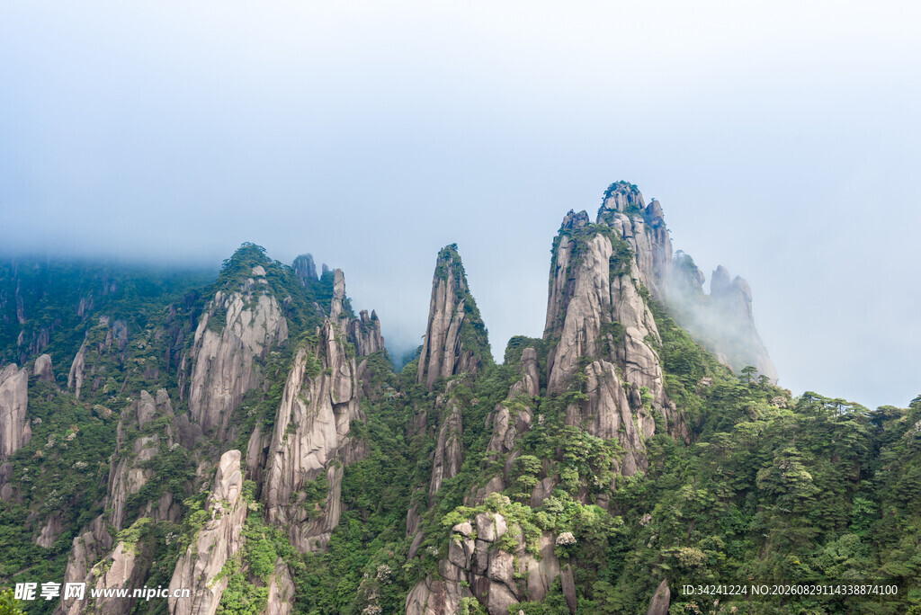 奇峰耸立的壮丽山景