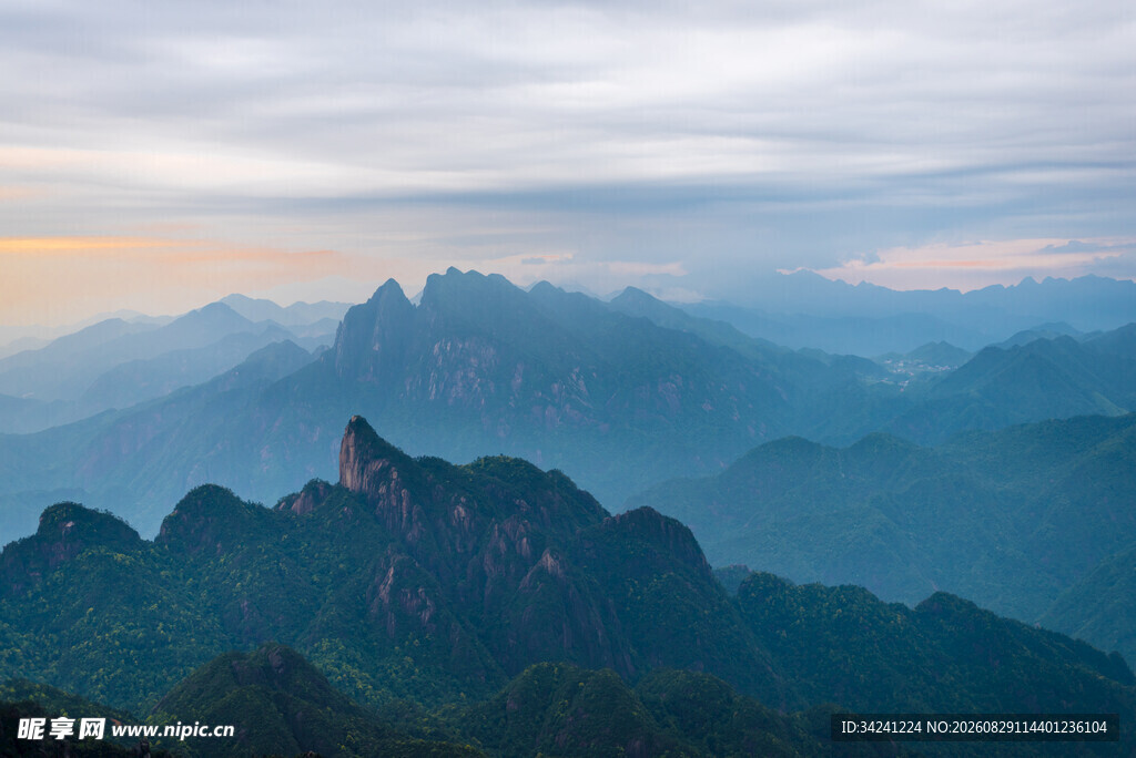 壮丽山峦日出美景