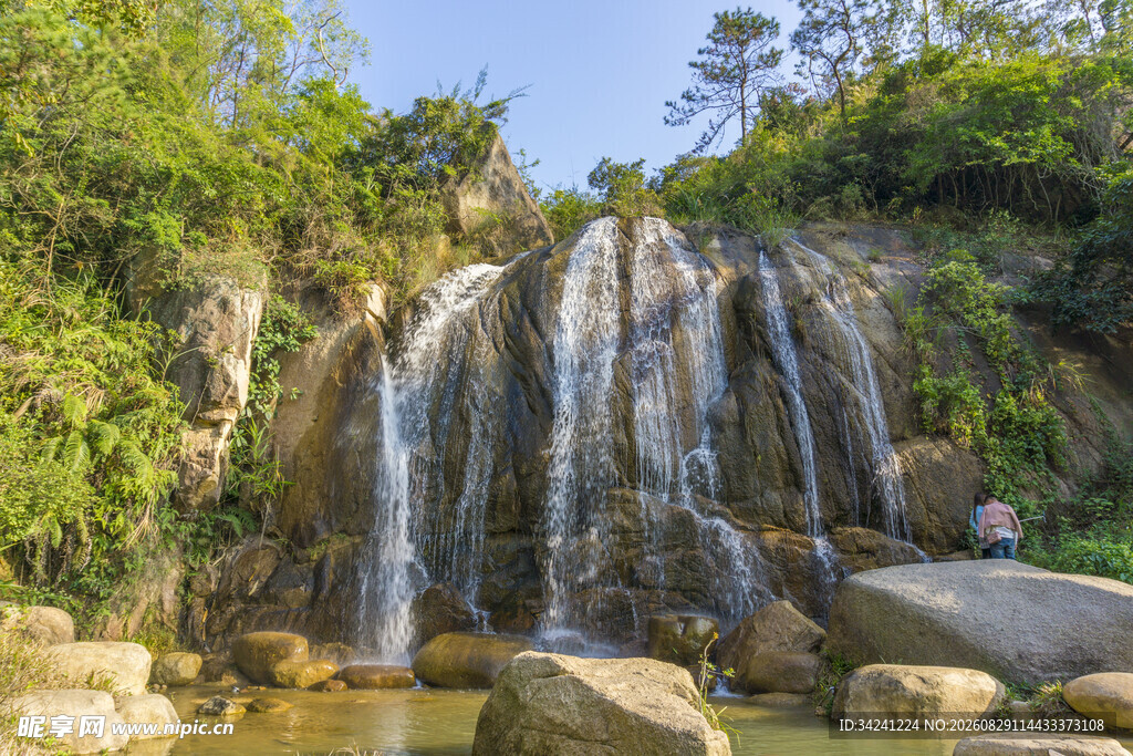 山间瀑布美景