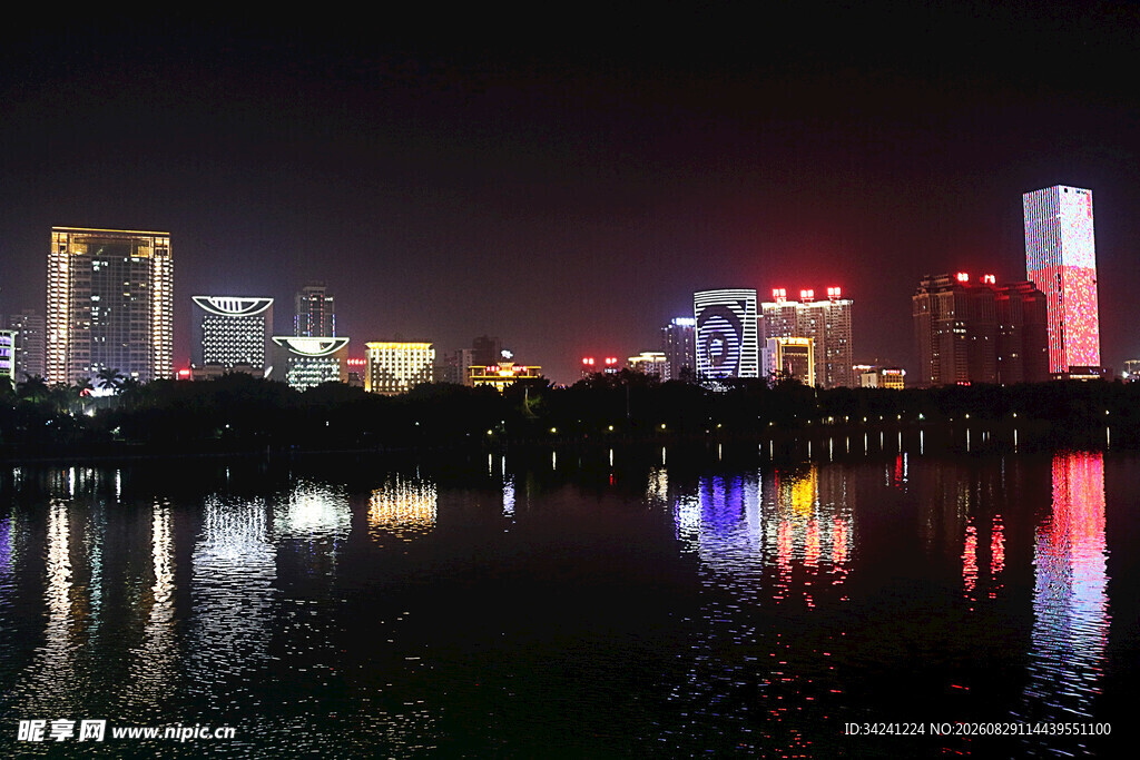 城市夜景湖面倒影璀璨灯火