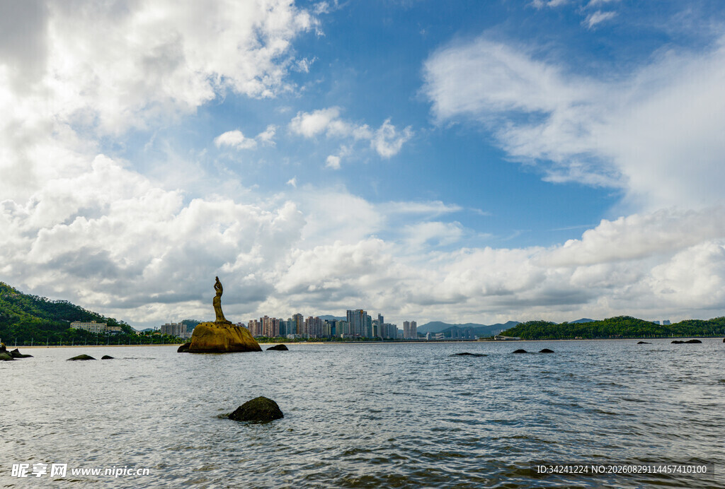 海上景观与远处城市风光