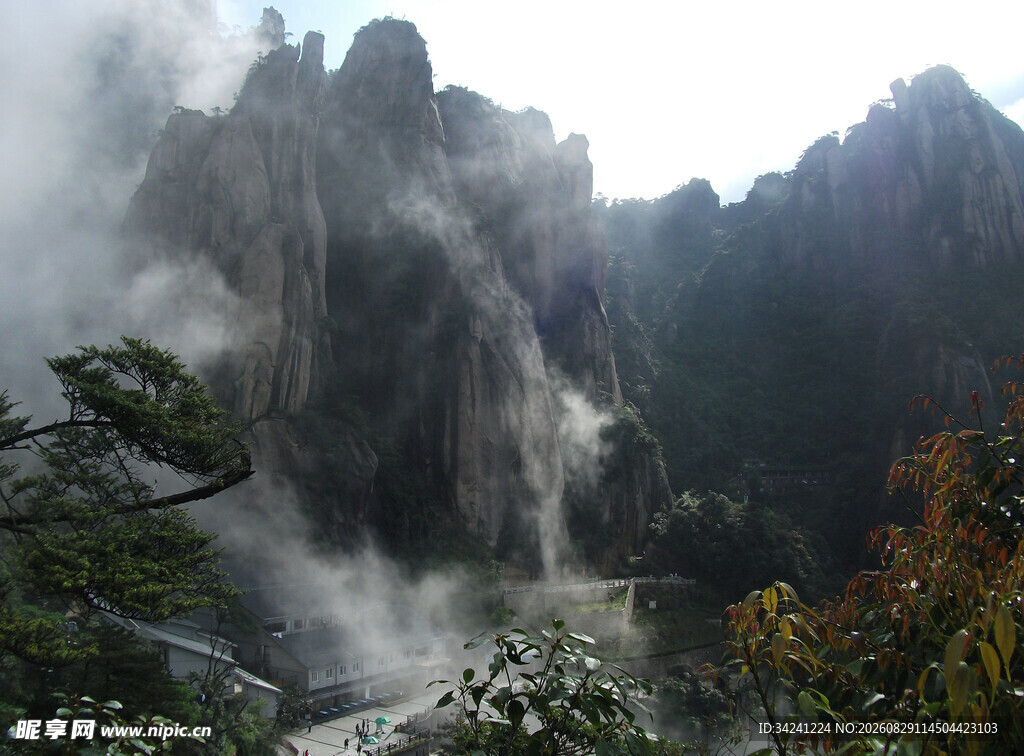 云雾缭绕的壮丽山峰景色
