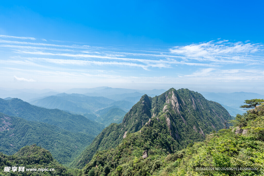 巍峨青山壮阔自然美景