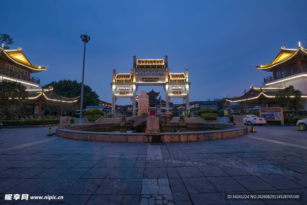 夜幕下的中式牌坊景观