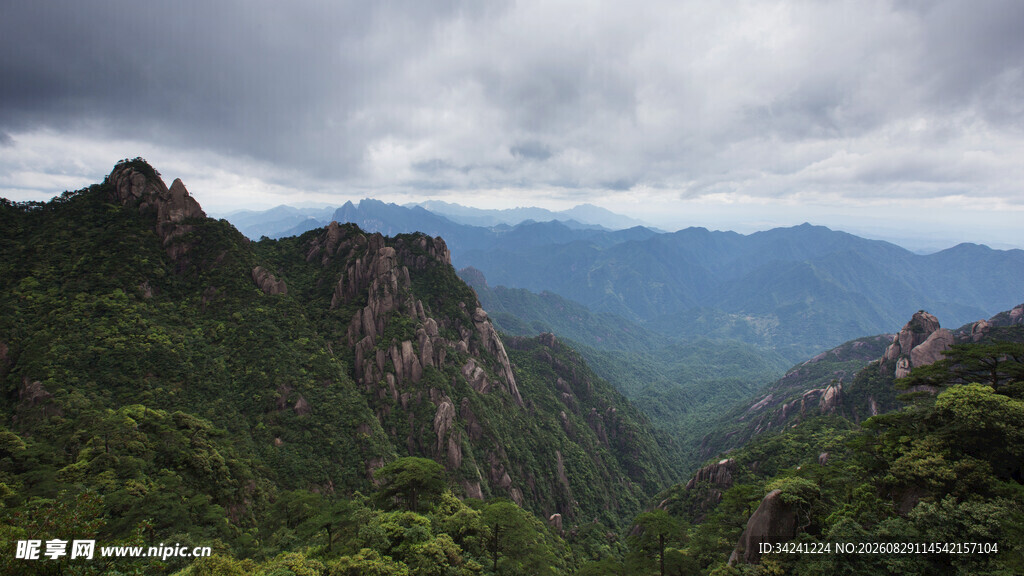 山峦叠翠的壮美自然景观