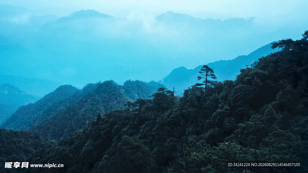 青山叠翠间的壮美山色