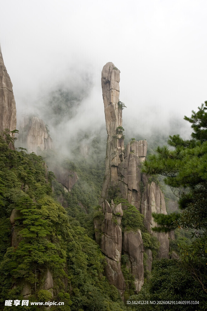 云雾缭绕的奇峰异石景观