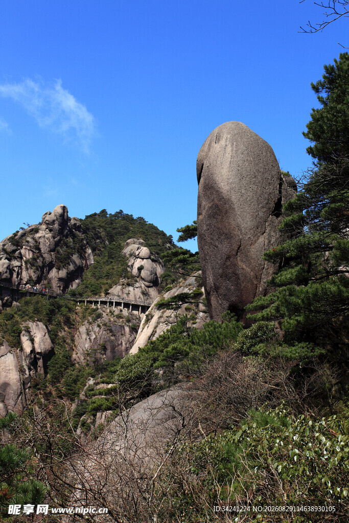 山间巨石景观