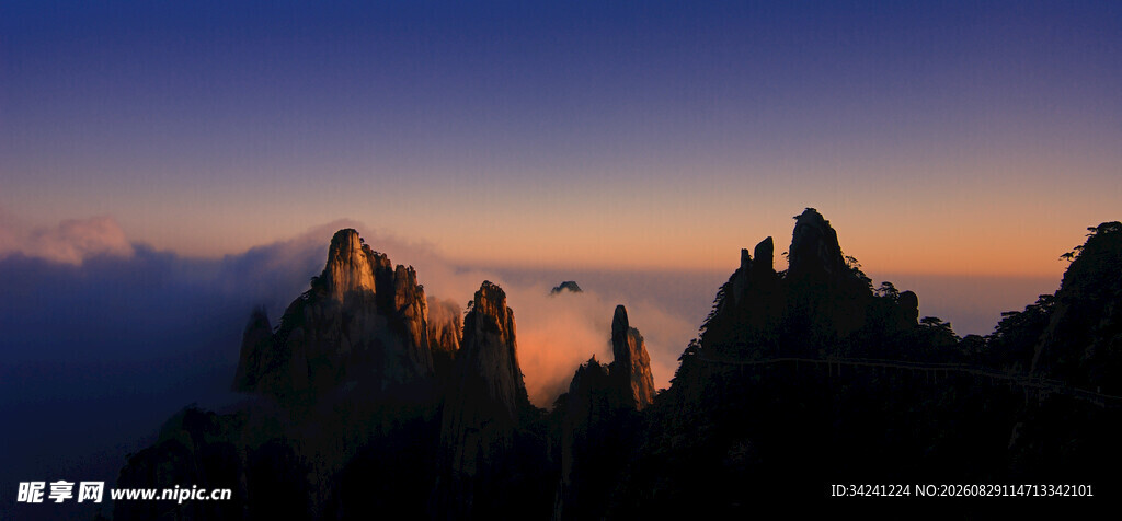 日出时分的壮丽山峦