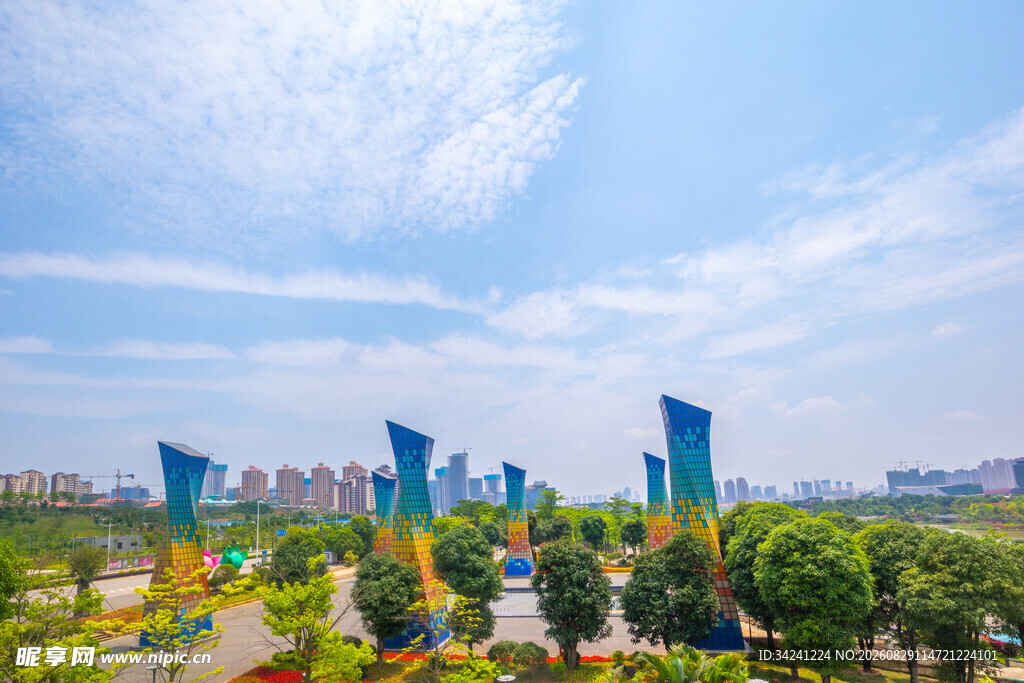 城市公园与远处高楼景观