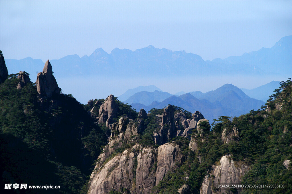 壮丽山景奇峰耸立