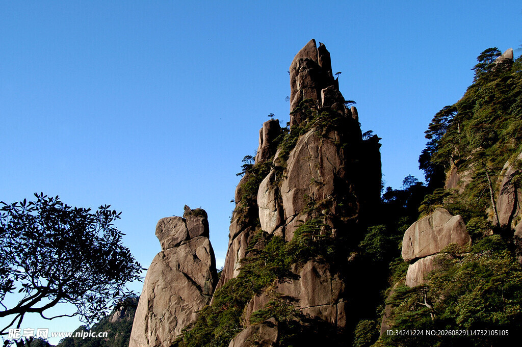 奇峰耸立的壮丽山景