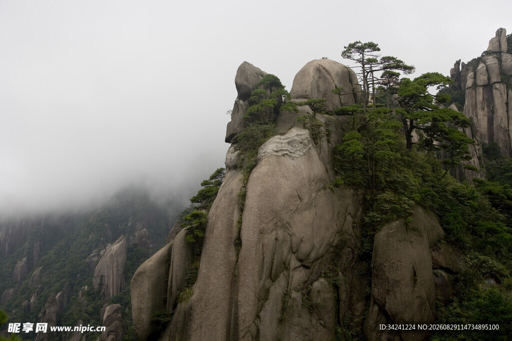 黄山奇峰云雾缭绕景观