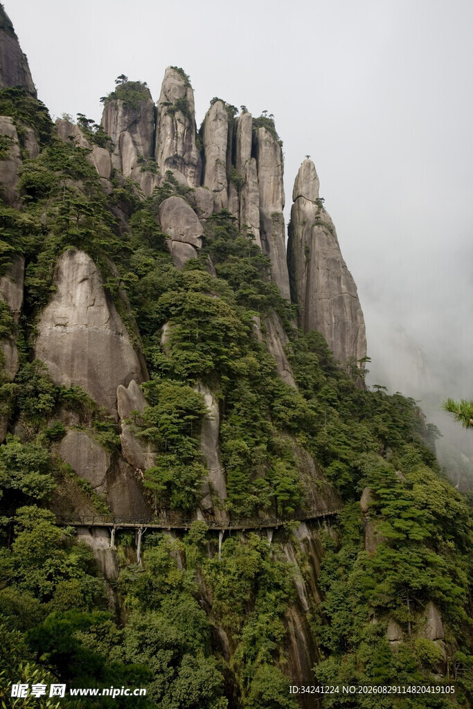 峻峭奇峰绿意萦绕的山峦