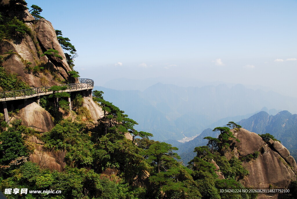 悬崖栈道览壮丽山景