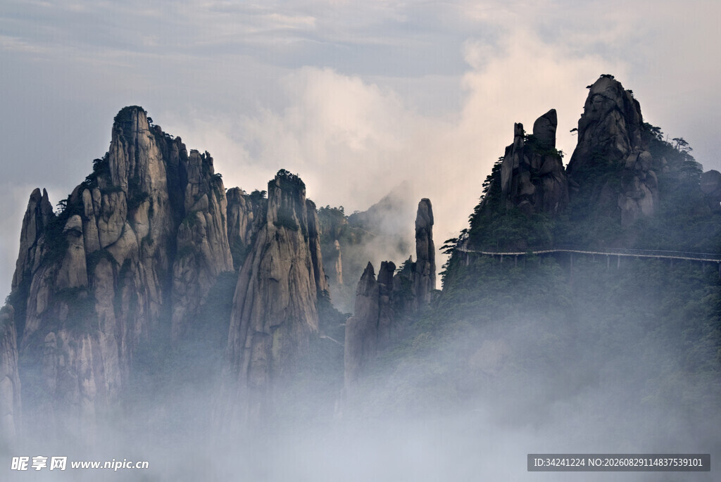 云雾缭绕的壮丽山峰