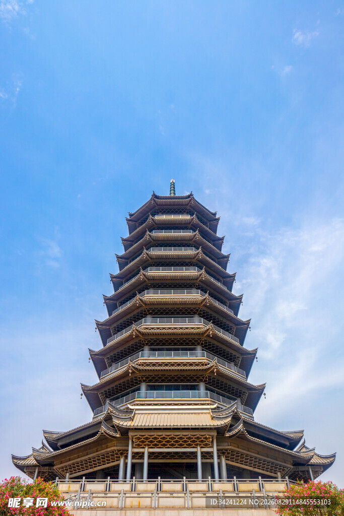 古风宝塔矗立蓝天之下