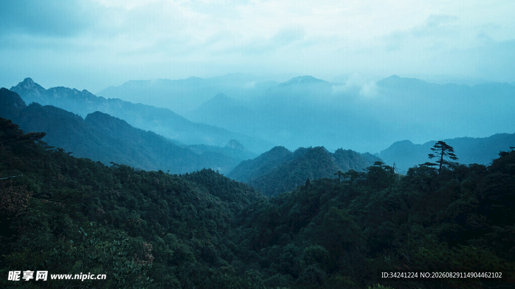 云雾缭绕的山峦美景