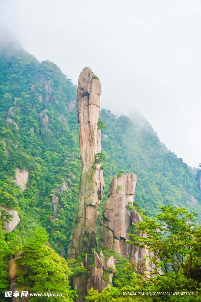 奇峰耸立山间美景