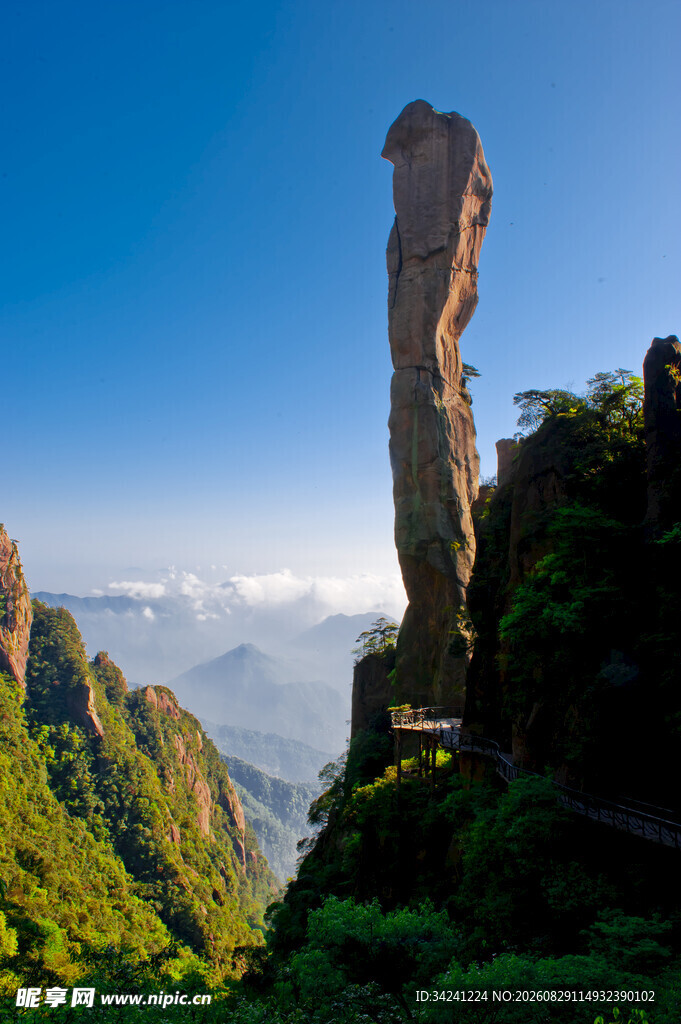 奇峰耸立山间美景