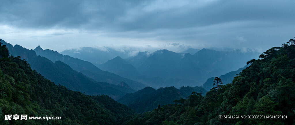 山峦云海间的壮美风光