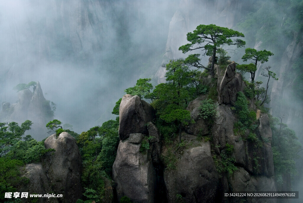 云雾缭绕的险峻山峰景观