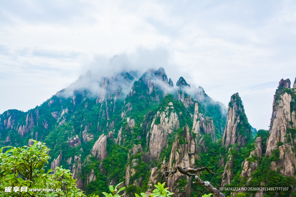 云雾缭绕的壮丽山峰