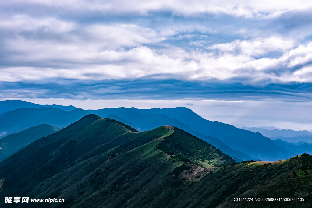 壮丽山峦与云海景观