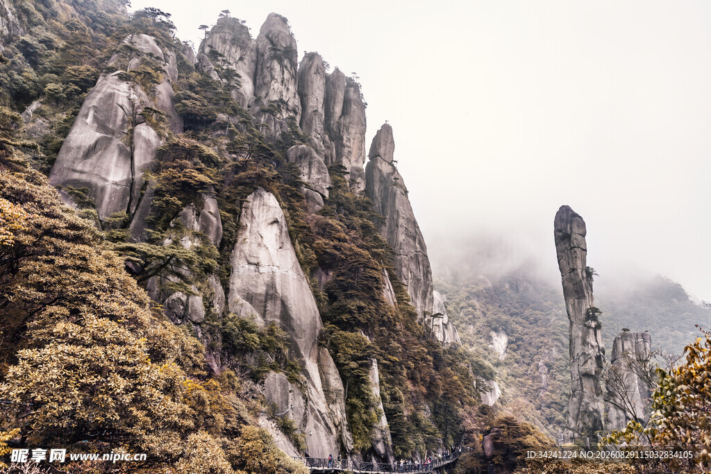 黄山奇峰云雾缭绕美景