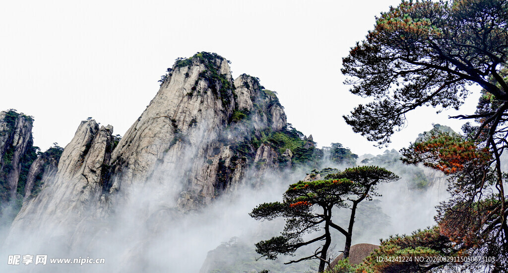 云雾缭绕的壮美山峰景色