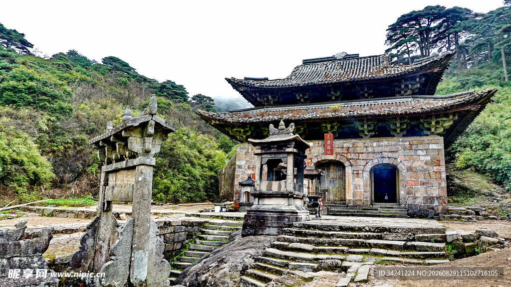 古朴中式古建筑坐落山间