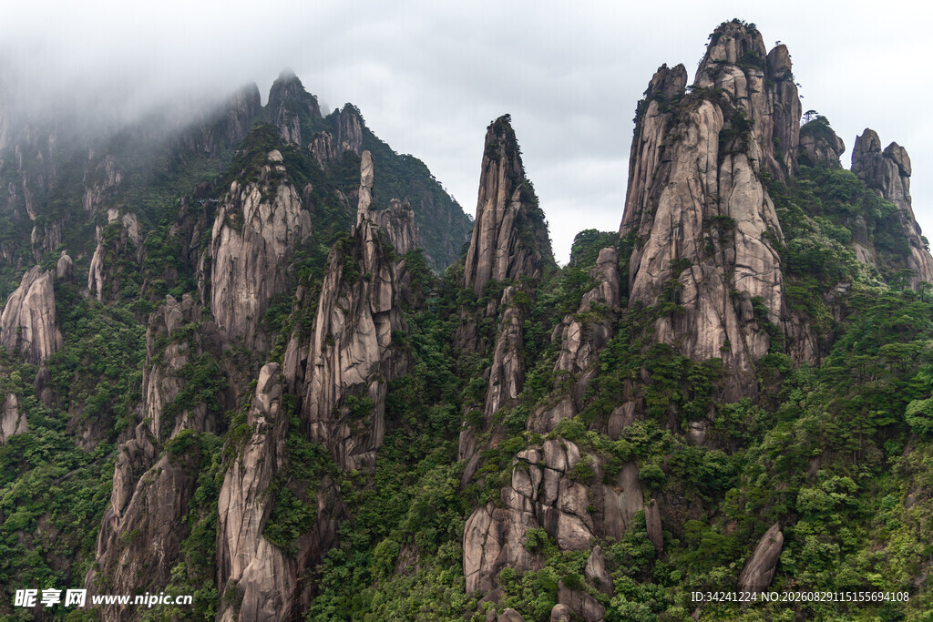 奇峰耸立的壮美山景