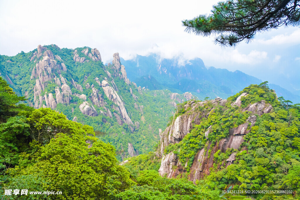 壮美山峦绿意盎然景色