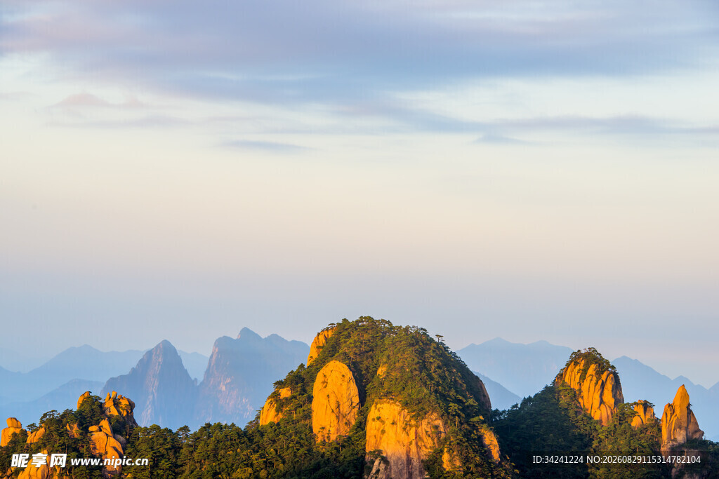 夕阳下的奇峻山峰景观