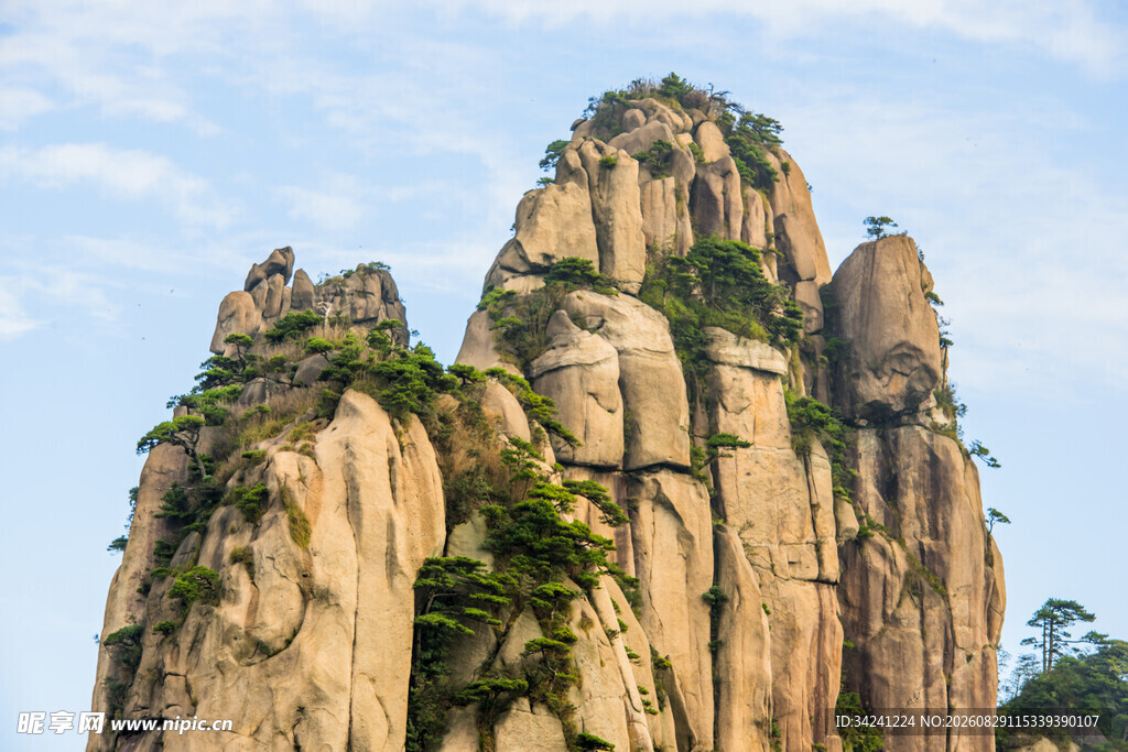 奇峰耸峙的壮丽山景