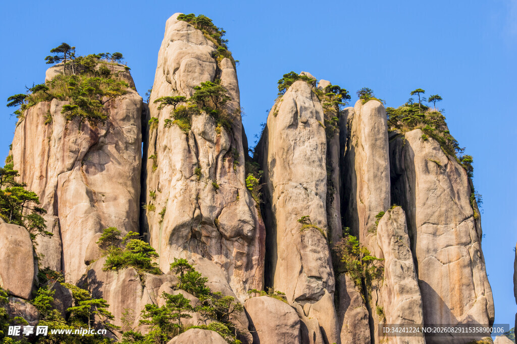 奇峰耸立的壮丽山景
