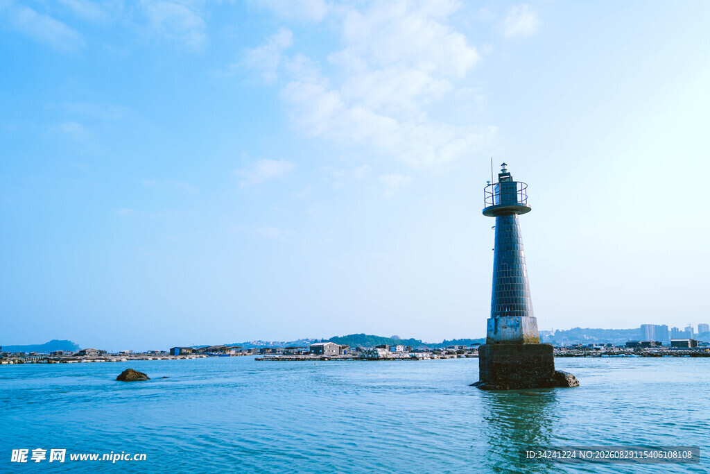 海上灯塔蓝天碧海景致