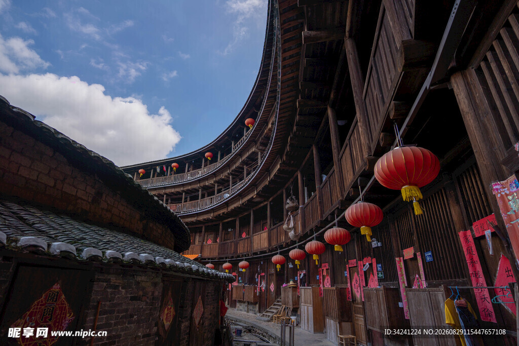 福建土楼内的红灯笼景致