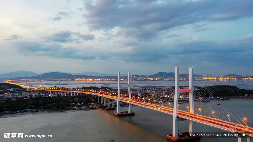 壮丽大桥横跨江面夜景