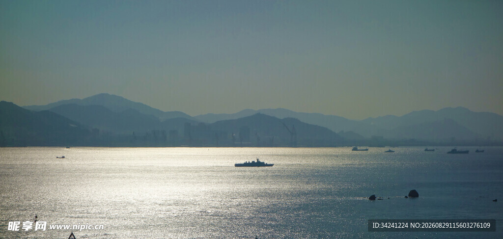 海面波光中的船只远景
