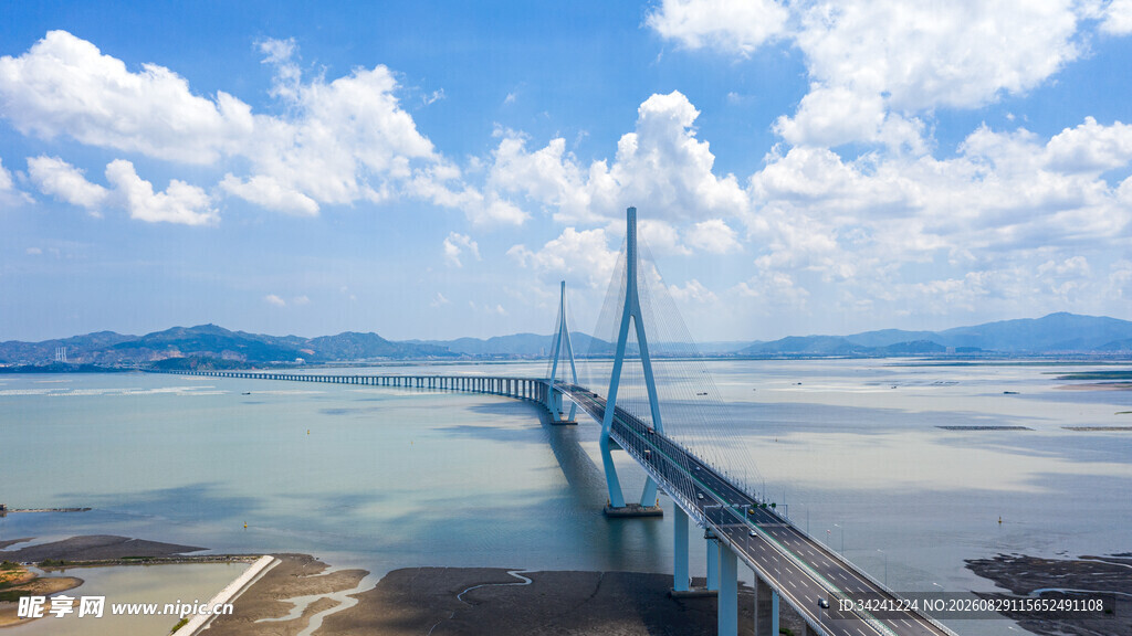 跨海大桥横跨碧海蓝天