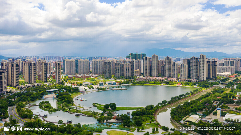 城市湖畔全景风光
