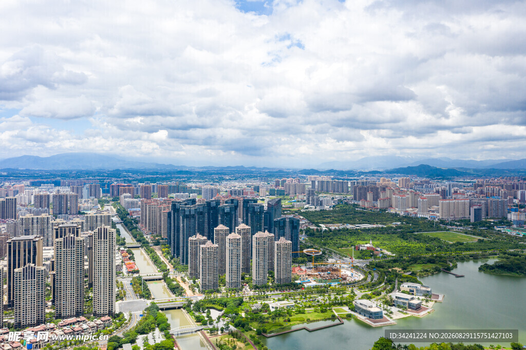 城市河畔高楼景观俯瞰图