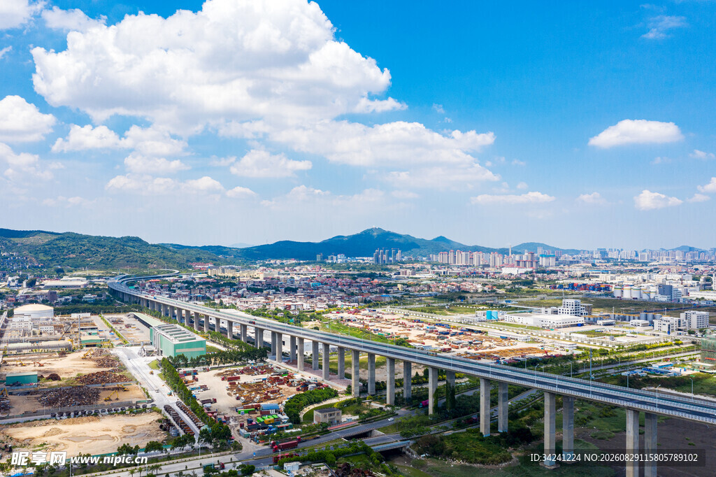 城市高架桥与远景风光